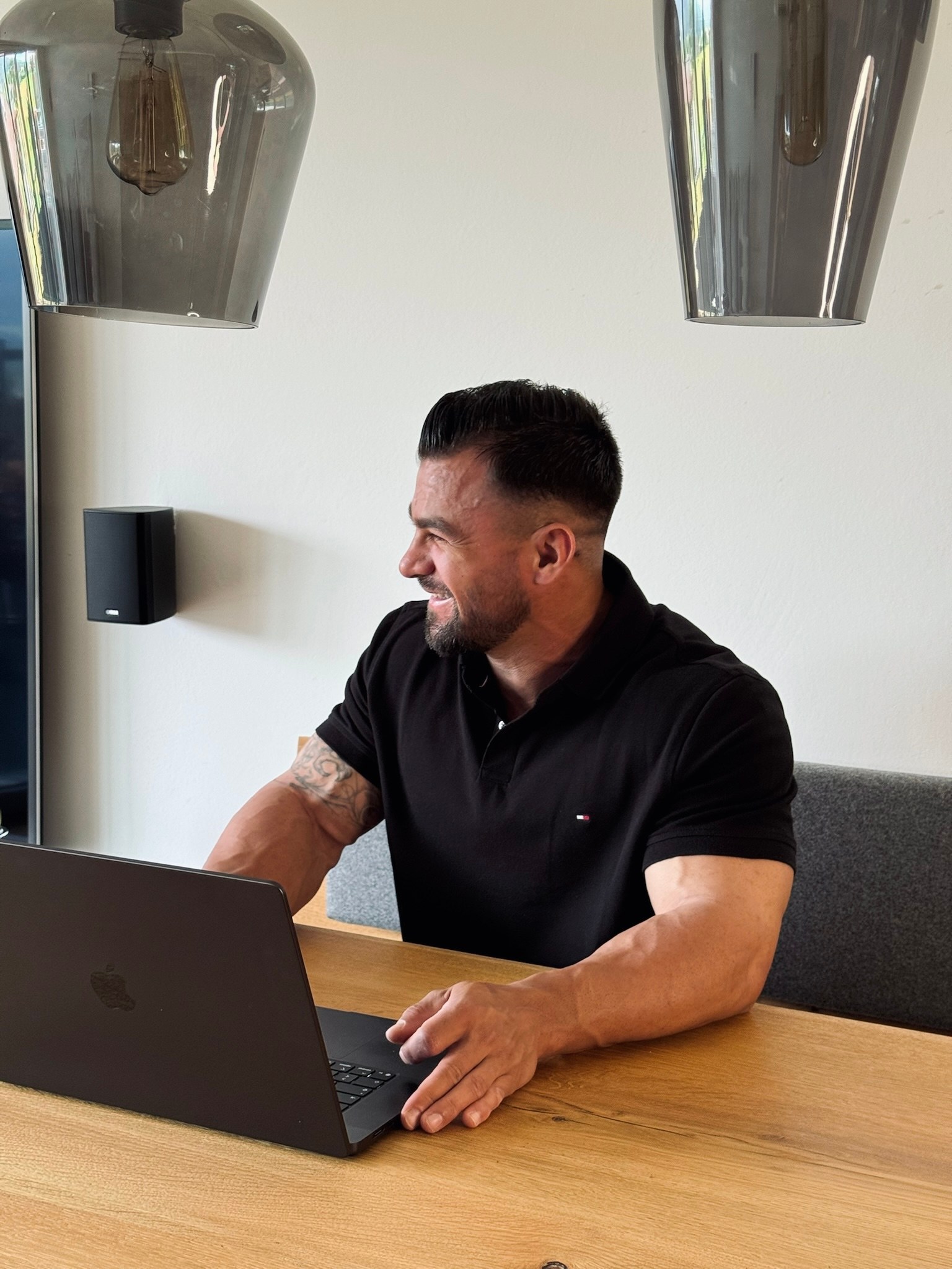 Andreas Salvenmoser bei der Arbeit am Laptop